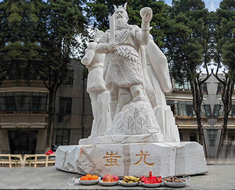 云南石雕黃帝、炎帝、蚩尤雕塑安裝效果展示